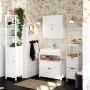 Weißer Vasagle Wandschrank (18x60x60 cm) im Badezimmer mit Waschbecken und weiteren Badmöbeln.