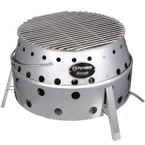 Petromax Atago Holzkohlegrill aus Edelstahl, silberfarben, mit Grillrost und einklappbaren Beinen.