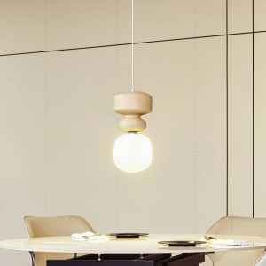 Weiße Lucande Fidelo Pendelleuchte aus Keramik und Glas im skandinavischen Stil, leuchtend über Esstisch.