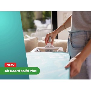 Person verstellt Leifheit AirBoard M Solid Plus Bügeltisch in Türkis-Weiß. Höhenverstellbares Bügelbrett mit Thermo-Reflect-Bezug.