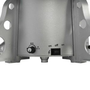 Detailansicht des Schirmfußes vom schneebedeckten Weihnachtsbaum mit Schalter und Regler.