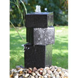 Silex Terrazzo Quellstein Gartenbrunnen mit drei schwarzen Würfeln und Wasserlauf.
