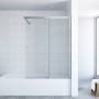 Aquabatos Badewannenaufsatz Duschwand mit 6mm ESG Glas Schiebetür, Chromprofilen auf weißer Badewanne im Bad.