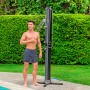 Bestway Solarflow Gartendusche 35 l mit Mann unter der Dusche im Garten.