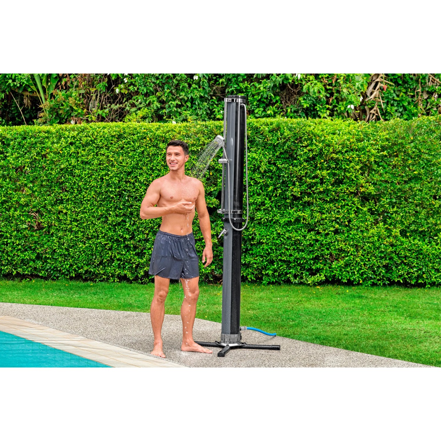 Bestway Solarflow Gartendusche 35 l mit Mann unter der Dusche im Garten.