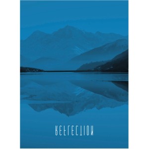 Komar Wandbild Word Lake Blue (30x40 cm) mit Bergsee-Motiv und Spiegelung.
