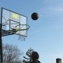 EXIT Galaxy Basketballkorb zur Bodenmontage (grün/schwarz) mit Ball in der Luft.