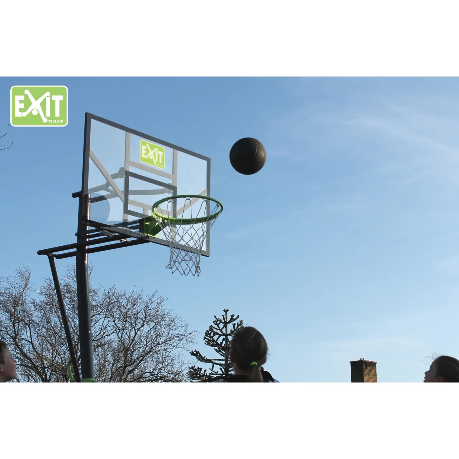 EXIT Galaxy Basketballkorb zur Bodenmontage (grün/schwarz) mit Ball in der Luft.