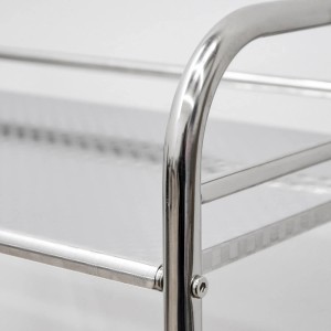 Detailaufnahme: Silberner eyepower Servierwagen mit 4 Etagen und Schachbrettmuster.