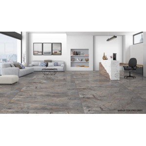 Verlegtes, graues Feinsteinzeug (60x60) mit polierter Oberfläche im Wohnraum.