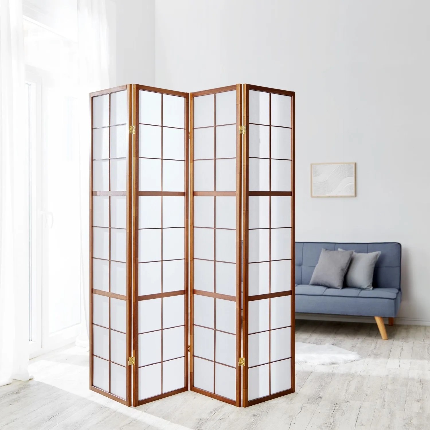 Brauner Homestyle4u 4-tlg. Paravent Shoji 176x175 cm mit weißem Reispapier als Raumteiler im Wohnbereich.