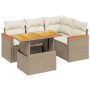 Beige 5-tlg. Garten-Sofagarnitur mit Tisch und Kissen aus Polyrattan.