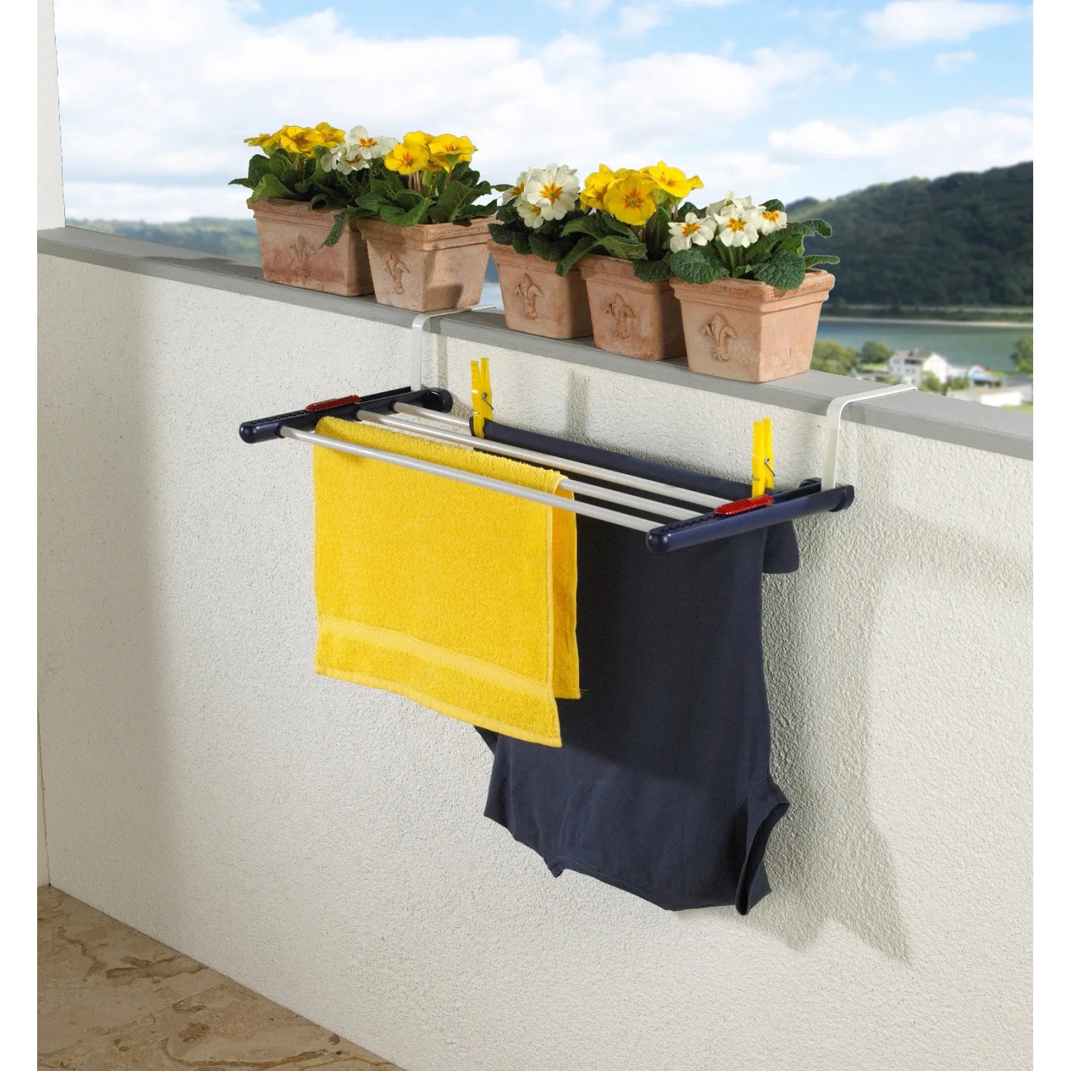 Leifheit Universaltrockner Quartett am Balkon mit Wäsche und Blumenkästen.