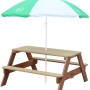 Axi Nick Picknicktisch aus Holz mit grün-weißem Sonnenschirm, ideal für Kinder zum Spielen und Essen im Garten.