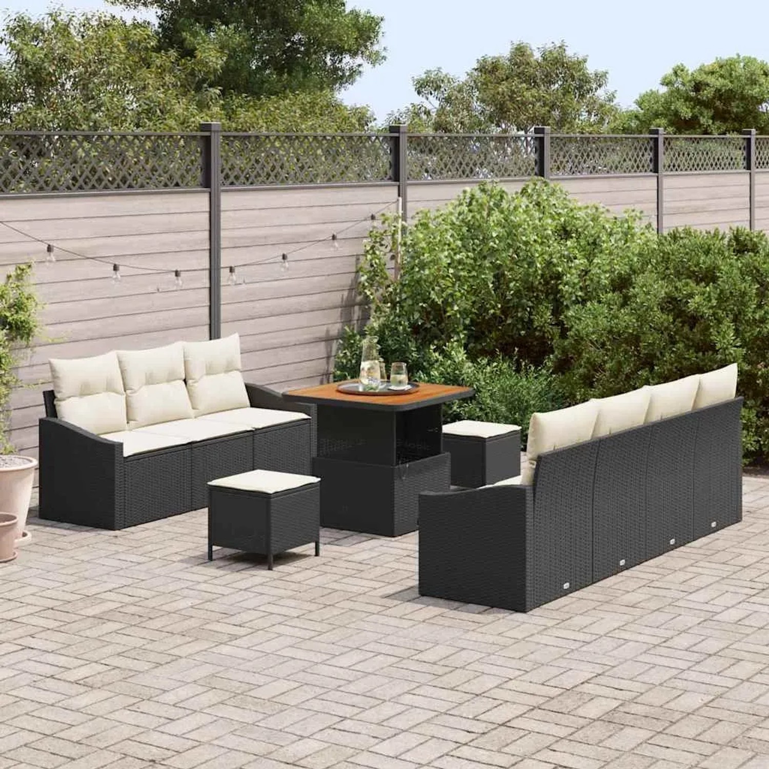 Schwarzes 10-teiliges vidaXL Garten-Sofa-Set aus Poly Rattan mit Tisch und Kissen.