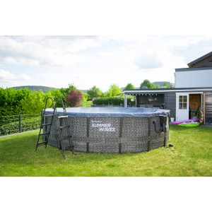 Summer Waves Rundpool 488 cm in Rattangrau mit Leiter im Garten.