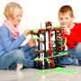 Kinder bauen eine Fischer Kugelbahn Dynamic M mit Klangbauteilen. Kreatives Konstruktionsspielzeug.