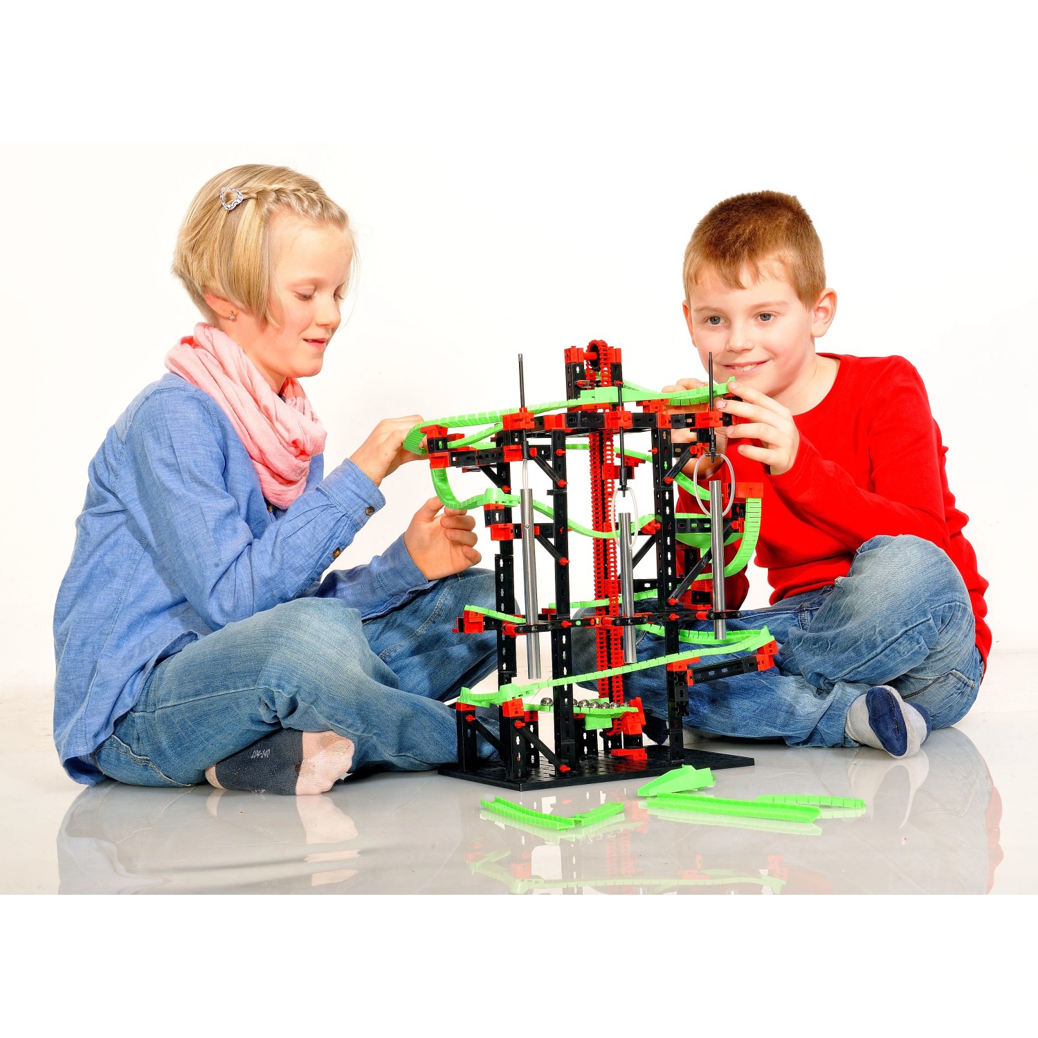 Kinder bauen eine Fischer Kugelbahn Dynamic M mit Klangbauteilen. Kreatives Konstruktionsspielzeug.