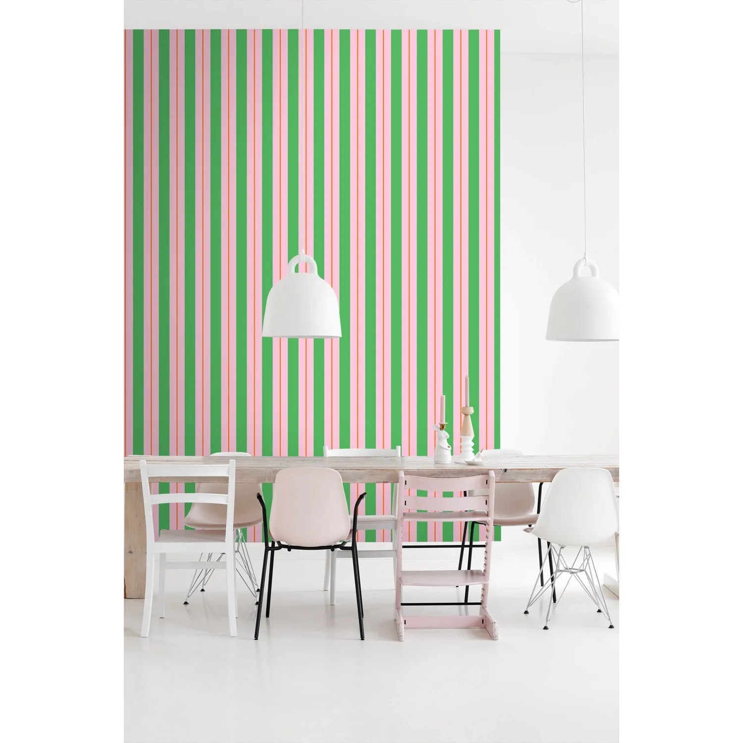 ESTAhome Vliestapete mit grünen und rosa Streifen an einer modernen Esszimmerwand. Dekorative Tapete für stilvolle Akzente.