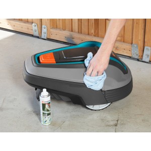 Gardena Wartungs- und Reinigungs-Set für Mähroboter in Anwendung mit Tuch und Spray.