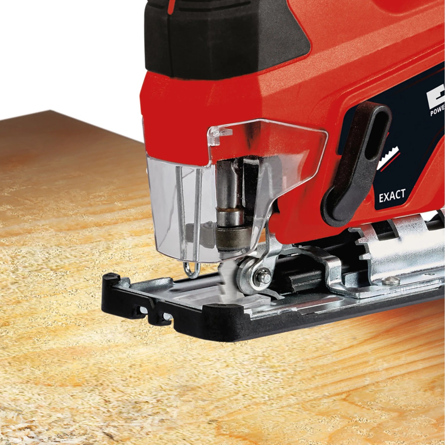 Einhell Akku-Stichsäge TC-JS 18/70 beim Sägen von Holz. Stichsäge mit Akku und Ladegerät.