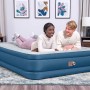 Bestway Luftbett Fortech Doppel mit Elektropumpe, blau, mit Paar im Schlafzimmer.