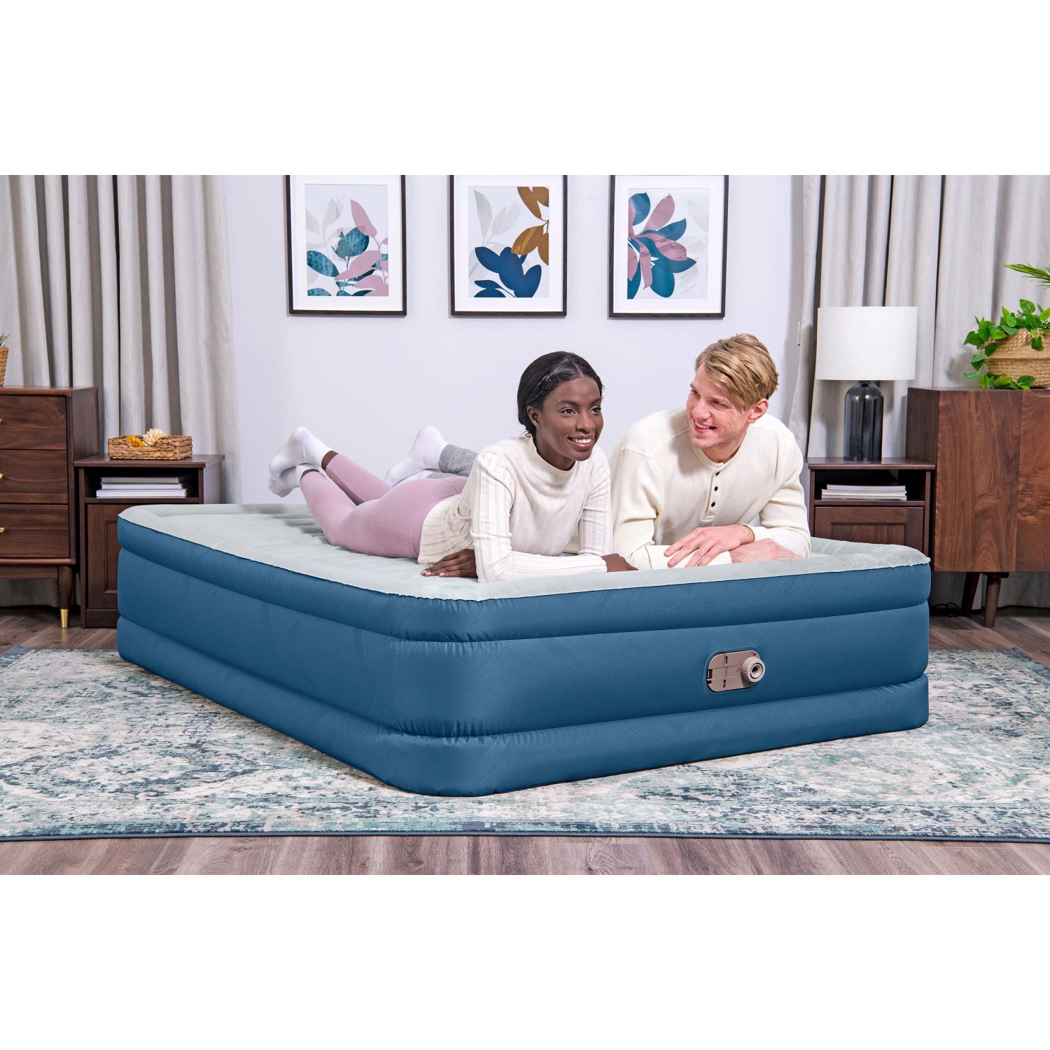 Bestway Luftbett Fortech Doppel mit Elektropumpe, blau, mit Paar im Schlafzimmer.