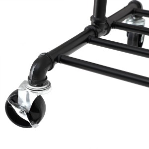 Detailaufnahme: Schwarze Songmics Kleiderstange im Industrie-Design mit Rollen und Feststellbremse.