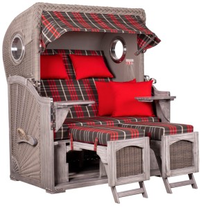 GarWoh Strandkorb Rantum Mahagoni Washed Grey mit kariertem Dessin und roten Kissen.