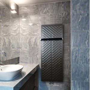 Schwarzer Design Badheizkörper 450x1200mm mit Kissendesign und 2 Chrom-Handtuchhaltern im modernen Bad.