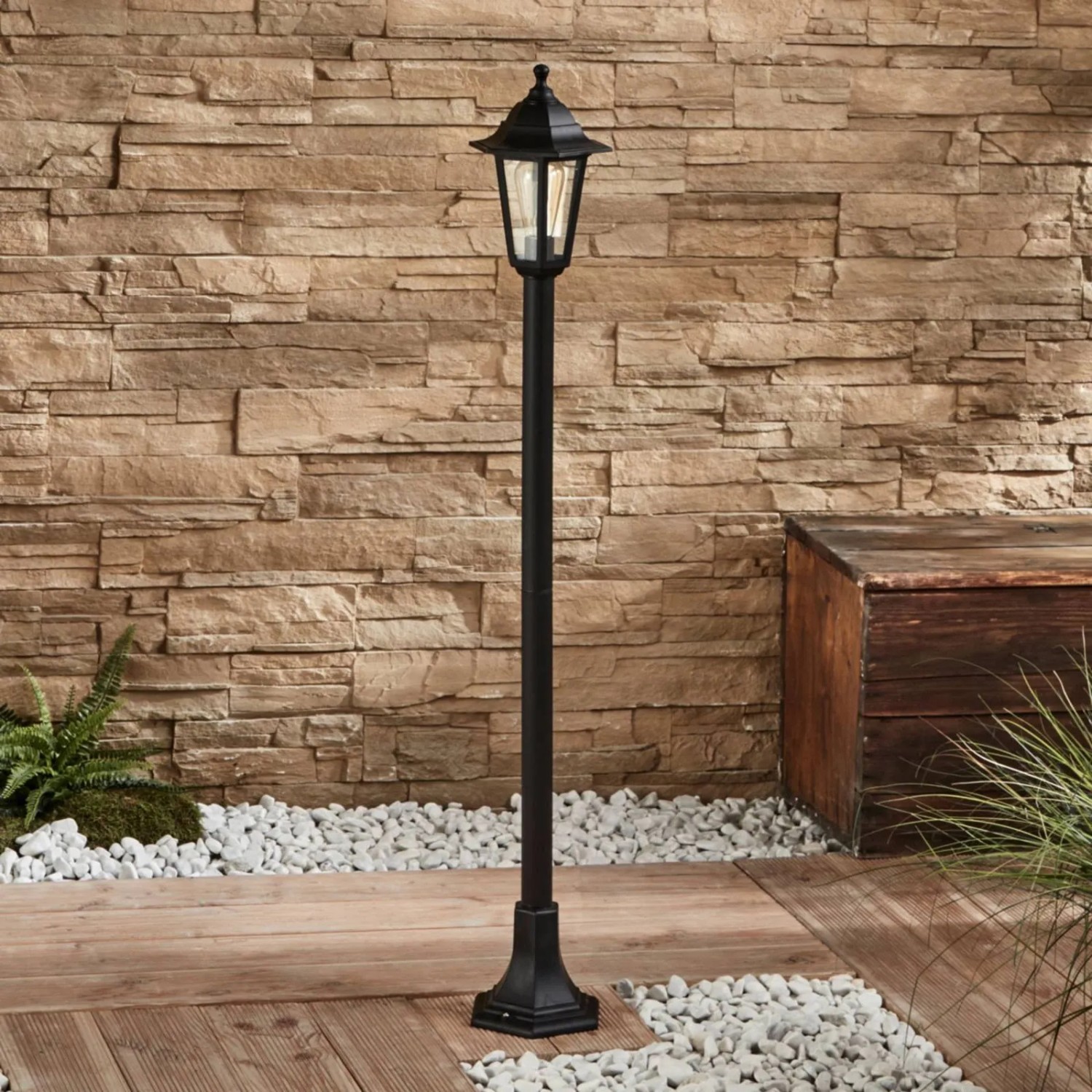 Schwarze Lindby Außenleuchte Nane im Retro-Stil, 122cm hoch, für Garten und Terrasse.