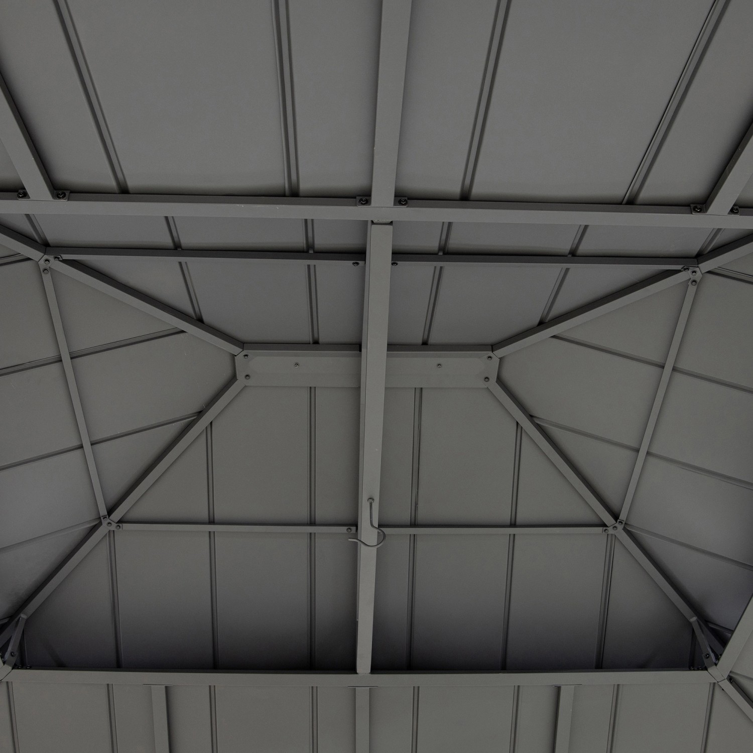 Detailaufnahme des anthrazitfarbenen Stahldachs vom Sunjoy Gazebo Trivor Zedernholz Pavillon.