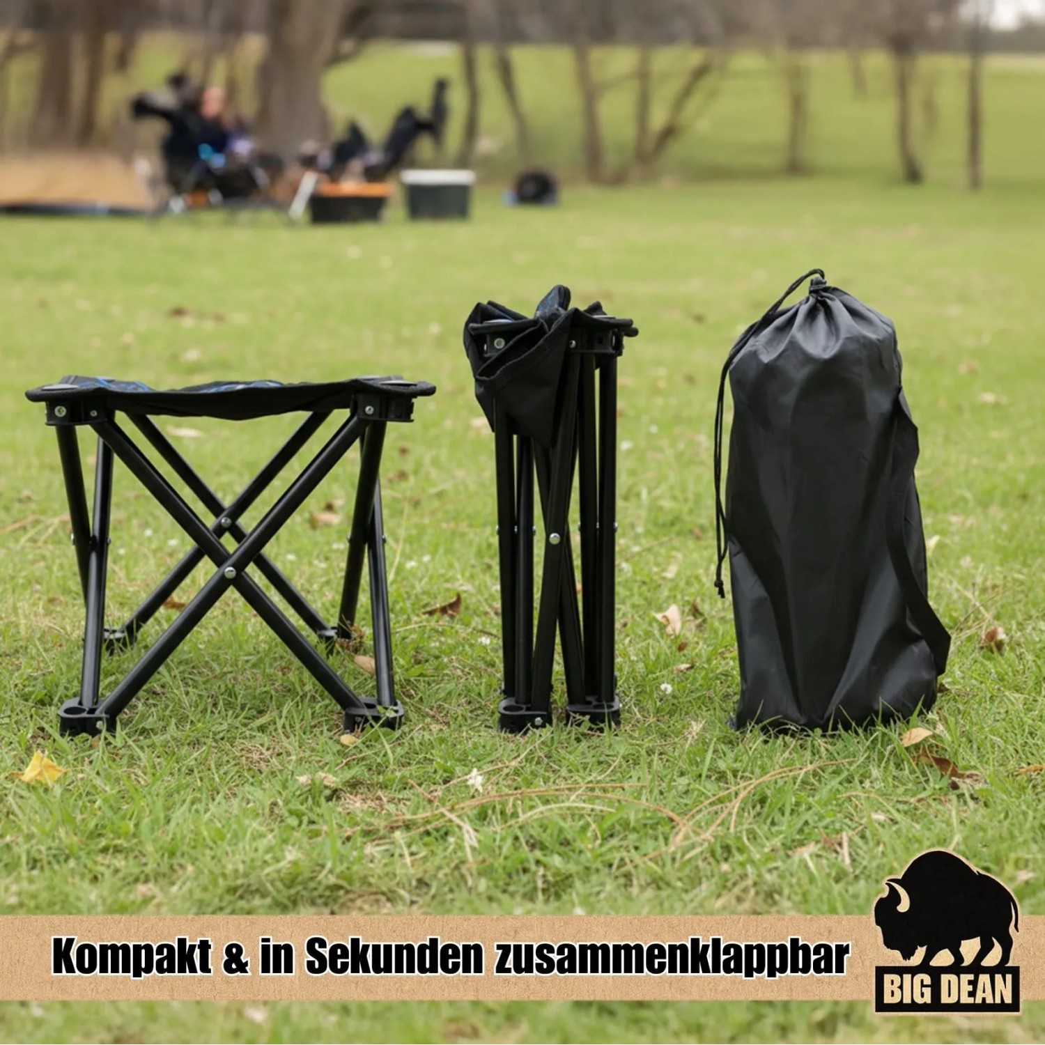 Schwarzer BigDean Camping Hocker: entfaltet, zusammengeklappt und in Tragetasche auf Gras. Ideal für Outdoor.