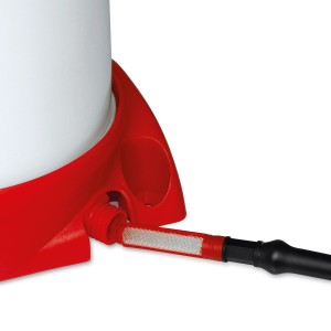 Detailaufnahme: Mesto Primer 3237P Drucksprühgerät mit Filter am Schlauchanschluss.