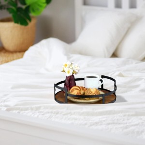 Serviertablett aus Akazienholz mit Gebäck, Kaffee und Blumen auf einem Bett.