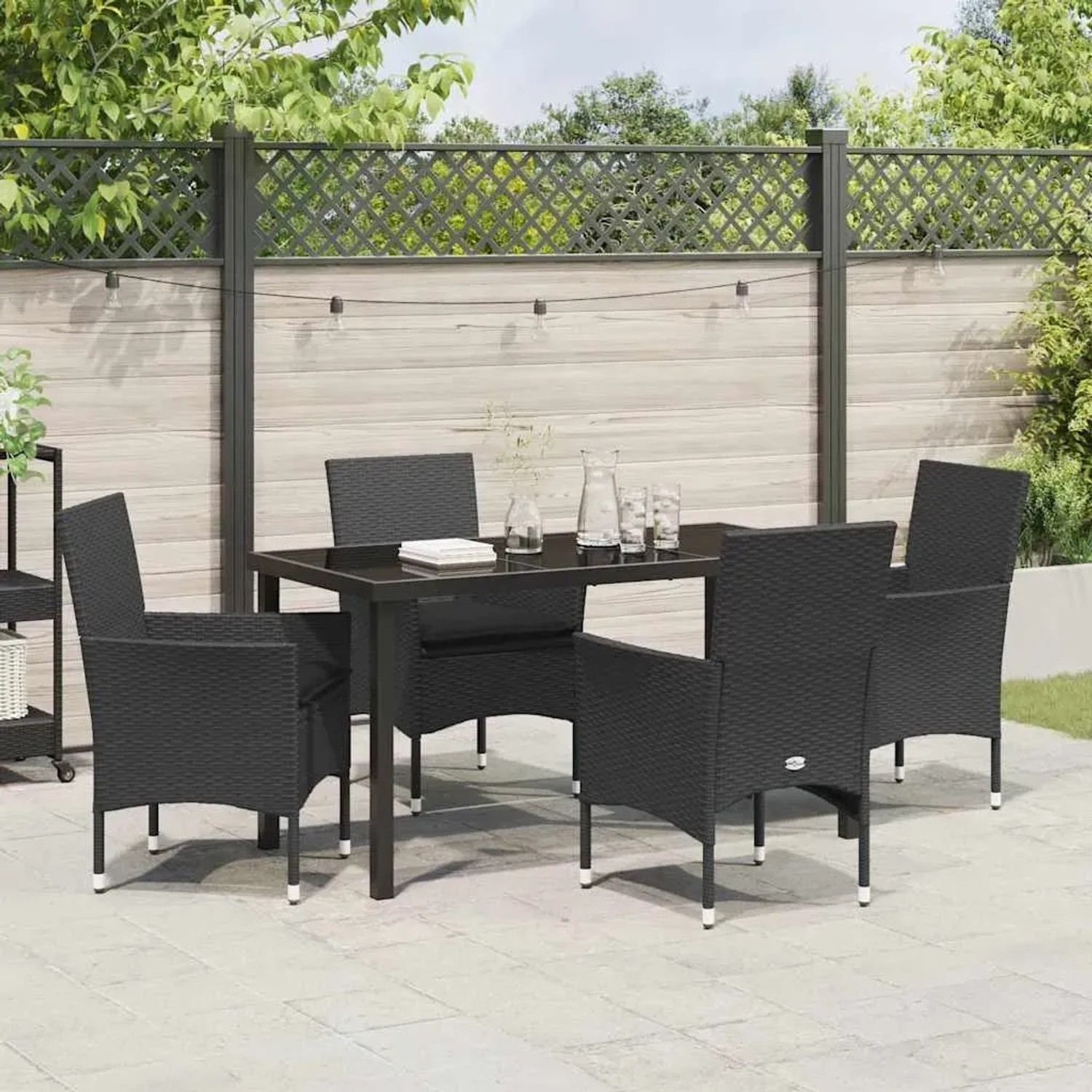 Schwarze 5-tlg. vidaXL Garten Essgruppe aus Poly Rattan mit Tisch und 4 Stühlen mit Kissen.