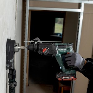 Metabo Akku-Kombihammer KH 18 LTX 24 beim Bohren in eine Wand.
