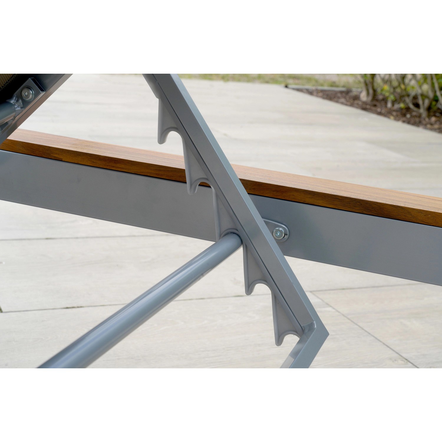 Detailansicht: Verstellbares Rückenteil der Merxx Naxos Lounge-Liege mit Akazienholz Applikation.