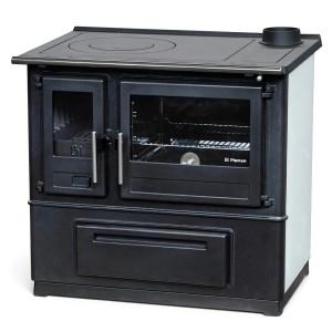 Weißer Plamen Küchenofen Holzherd Slavonac (rechte Version, 8 kW) mit Brot im Ofen und Feuer im Brennraum.