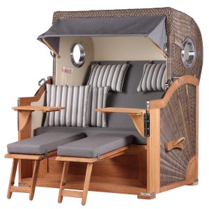 Komplettset: Grauer Strandkorb Königssee aus Teakholz mit Bullauge, Fußstützen und Bistrotischen.