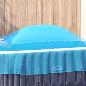 Blaues vidaXL Winter Pool Kissen aus PVC, aufgeblasen auf einem Pool. Schützt die Poolabdeckung vor Eisansammlungen.