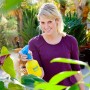 Frau sprüht Pflanzen mit Gloria Feinsprüher Hobby 10 Flex Drucksprühgerät.