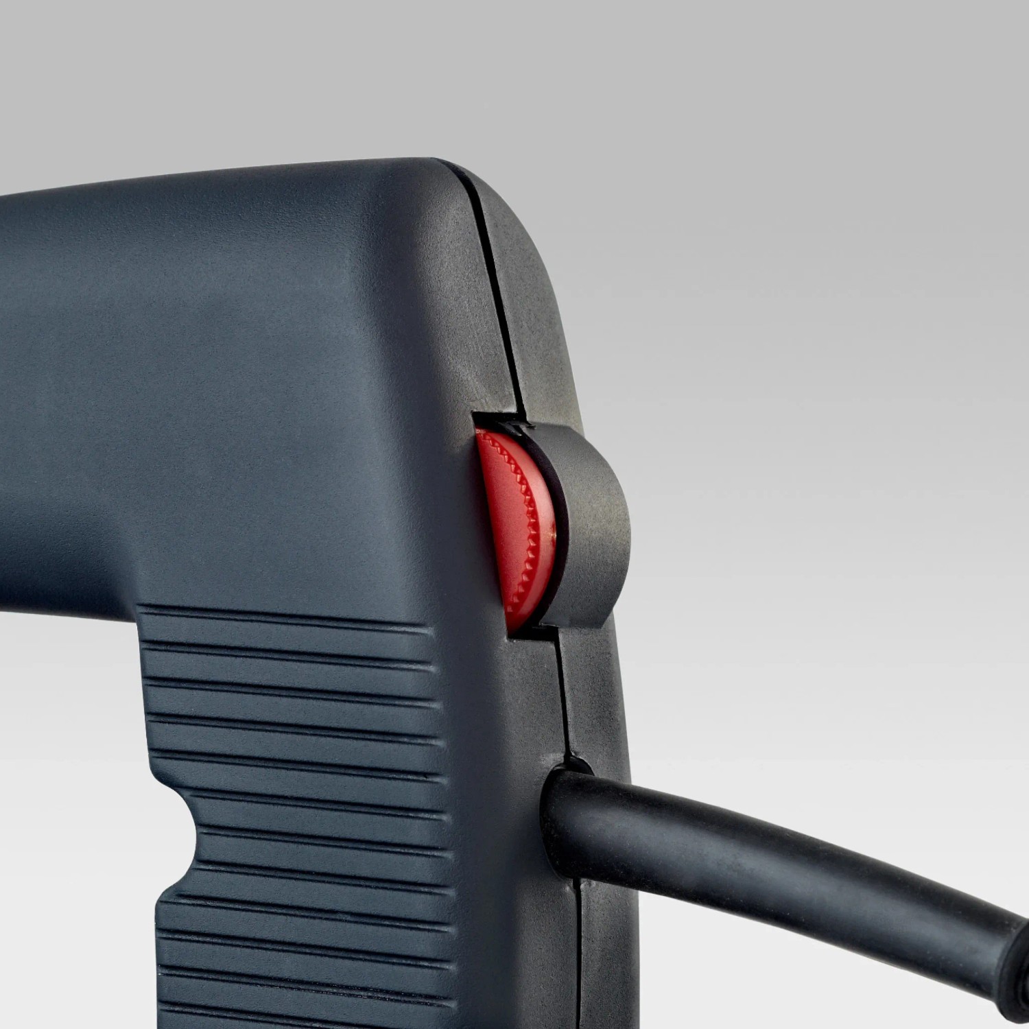Detailaufnahme: Novus Tools Elektrotacker J-165 Panel mit rotem Einstellrad und Kabel.