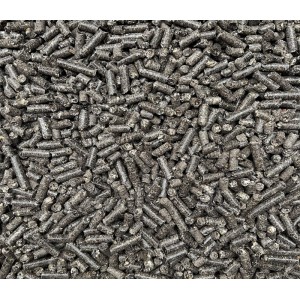 Nahaufnahme dunkler, zylindrischer PINI Sonnenblumenschalen Pellets, 8 mm, als Heizpellets oder Einstreu.