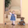 Reer Basic Klemm- und Schraubgitter aus Holz, Breite 730-1045mm, mit Kind und Teddybär vor Türrahmen.