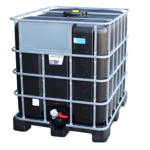 Schwarzer 1000 l IBC Tank auf Kunststoffpalette mit Stahlrohrrahmen für UV-Schutz.