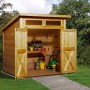 Offenes, lasiertes Weka Holz-Gartenhaus mit Pultdach und Gartengeräten im Innenraum.