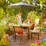 Szene mit Bonlee Gartenbank (2-Sitzer) aus FSC®-Eukalyptusholz mit Tisch und Personen auf einer Terrasse.