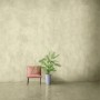 Raum mit Alpina Mineral Beton Granulat in Hellbeige: Fugenlose Wandgestaltung mit Stuhl und Pflanze.