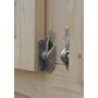 Detailaufnahme: Fensterriegel aus Metall an einem Holz-Gartenhaus.